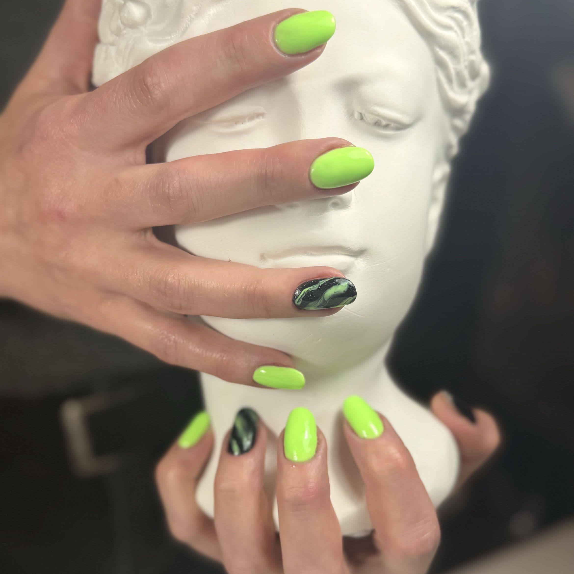 Manicure + pedicure — kompleksowa pielęgnacja dłoni i stóp